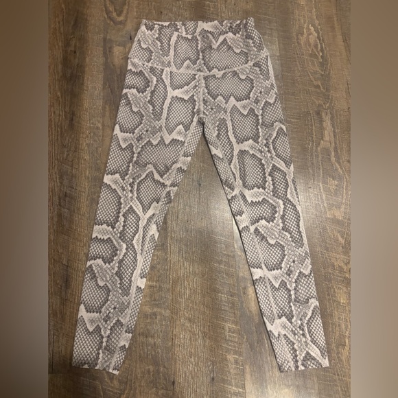 Varley | Let's Move High 25 Leggings in Alabaster Python - Picture 4 of 6